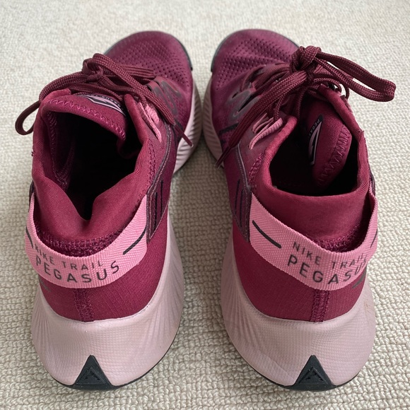 Size 8 Nike Women’s Pegasus Trail 2 in Dark Beetroot/Desert Berry. - Picture 3 of 5